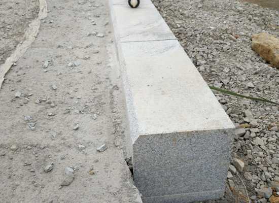 路沿石石材是为了防止各种石头的污染和损伤，促进建筑现场各种成品的污染，路沿石装饰及规划作用的石材。路沿石石块的修整达到了一定的标准，石块的位置在安装前必须清除。